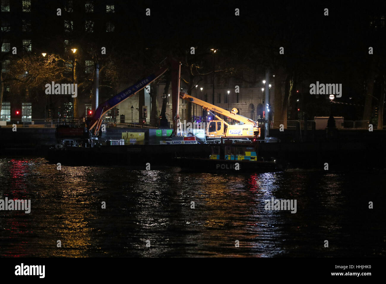 Un lancio di polizia passa una chiatta ormeggiata sul Fiume Tamigi nel centro di Londra, dopo un sospetto di ordigni Seconda Guerra Mondiale bomba è stata trovata nel fiume, costringendo la chiusura di Waterloo e ponti di Westminster a Londra. Foto Stock