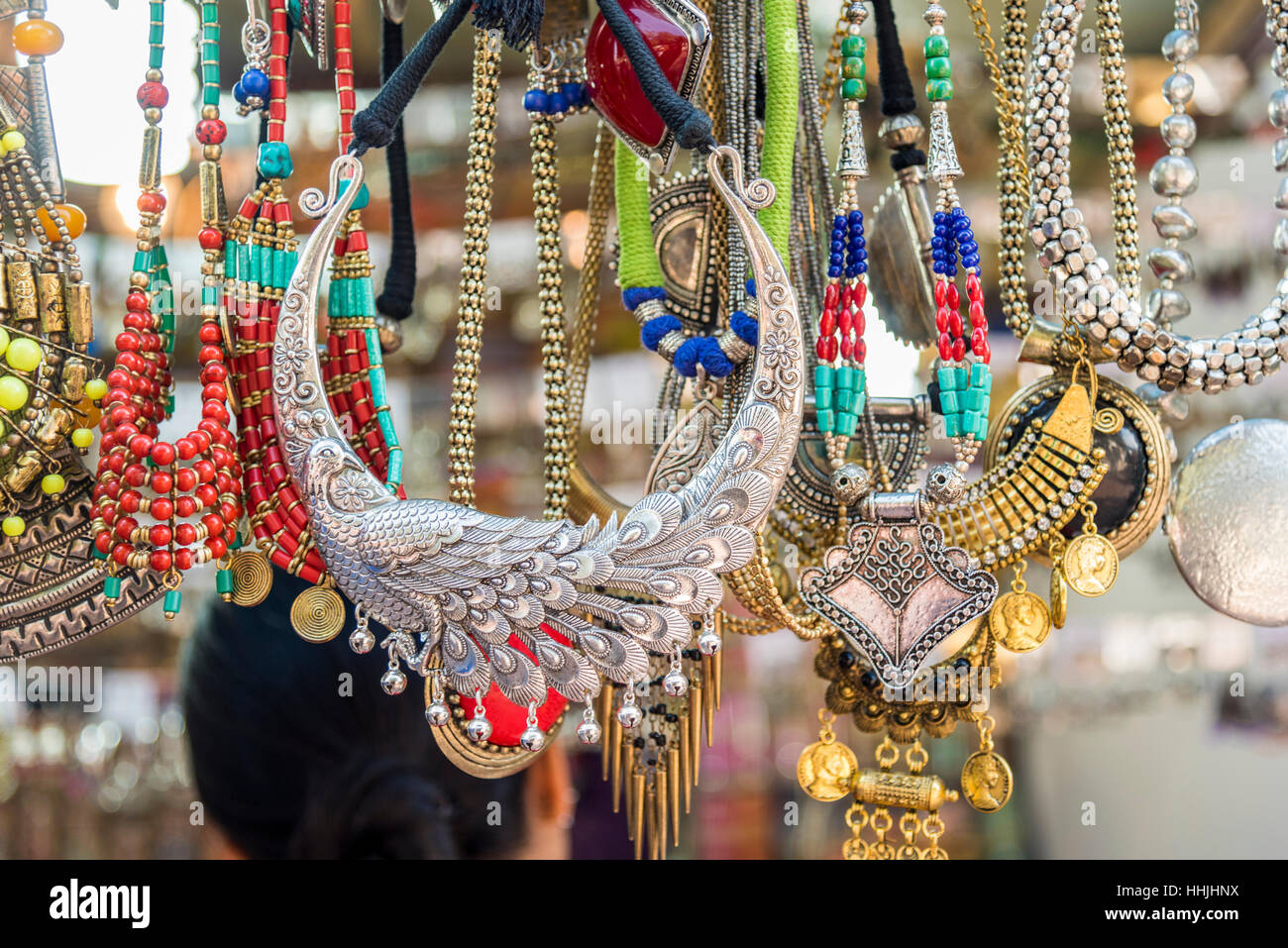 Fatto a mano gioielliere per la vendita in un negozio a New Delhi, India. L  artigianato dell India sono diverse e ricche di storia e di religione Foto  stock - Alamy