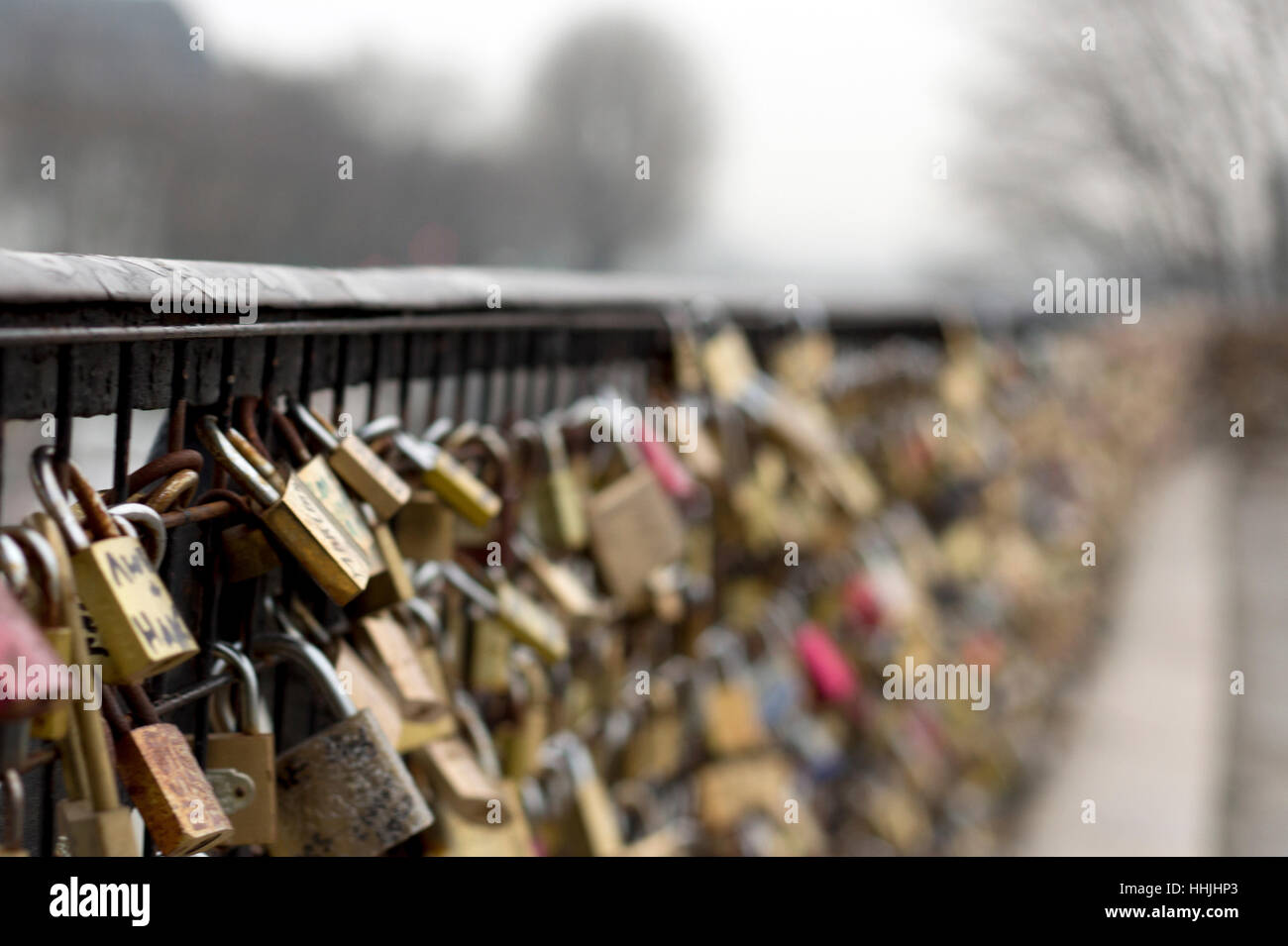 Amore lucchetti in Parigi, Francia, la sfocatura dello sfondo. Foto Stock