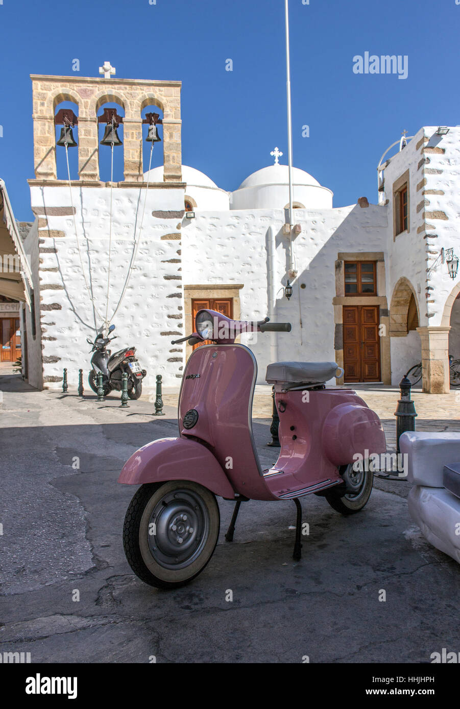 Scooter rosa sulla strada a Patmos, Grecia. Foto Stock