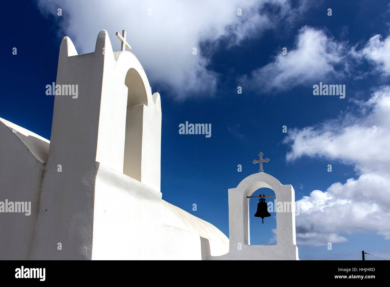 Due campane della torre e croce vista dal di sotto di Santorini. Foto Stock