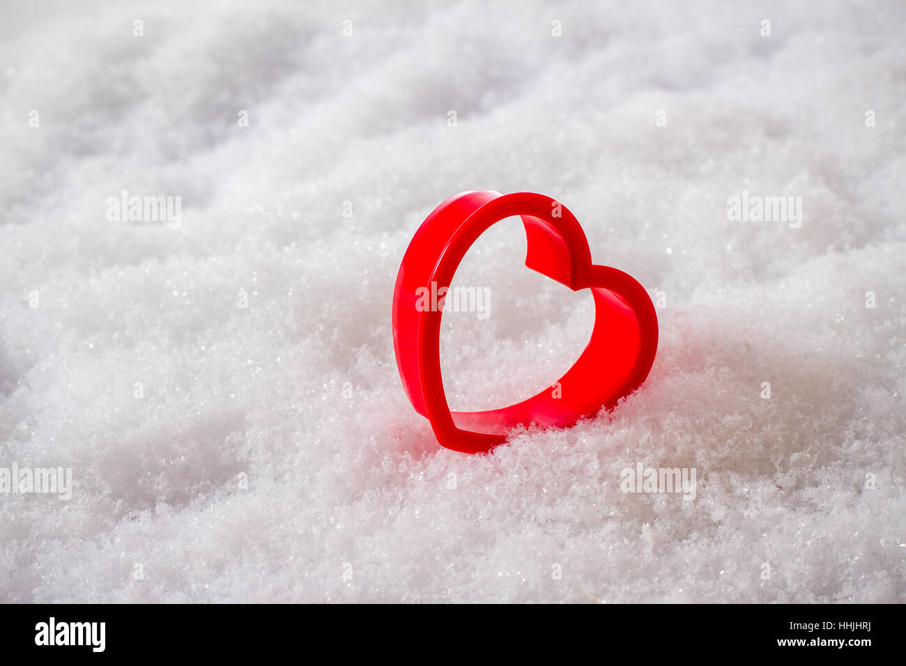 Unico cuore rosso nella neve, vista dall'alto Foto Stock
