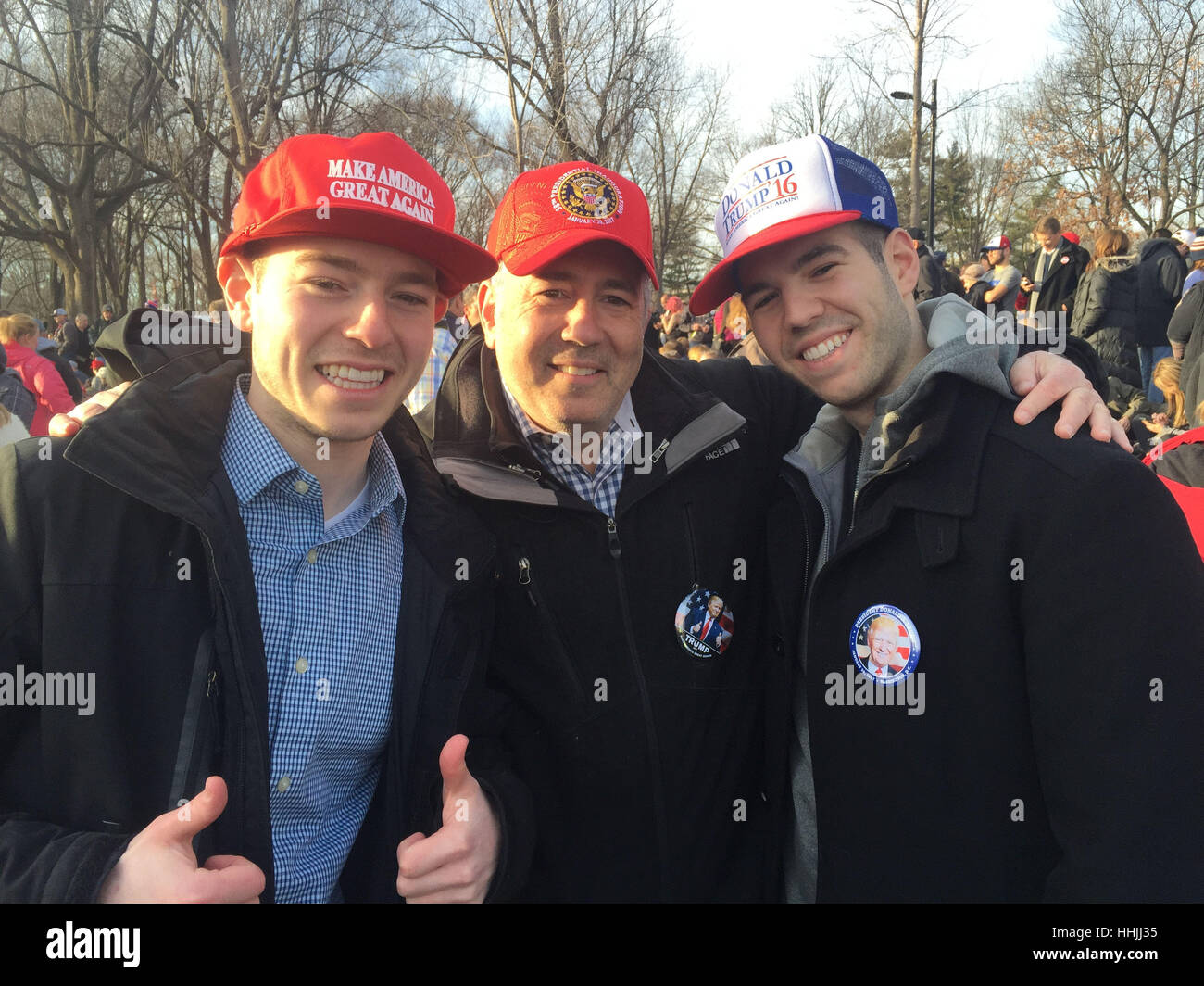 Robert Dreyfus (centro) e per i suoi figli David (sinistra) e Steve tra migliaia di Donald Trump sostenitori radunati presso uno dei più famosi luoghi di interesse per un concerto per celebrare il suo imminente inaugurazione. Foto Stock