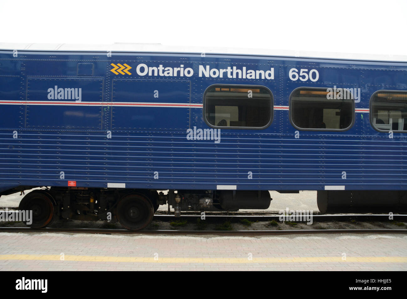 Un treno passeggeri dell'Ontario Northland (il Polar Bear Express) e piattaforma alla stazione ferroviaria di Cochrane, nell'Ontario settentrionale, Canada. Foto Stock