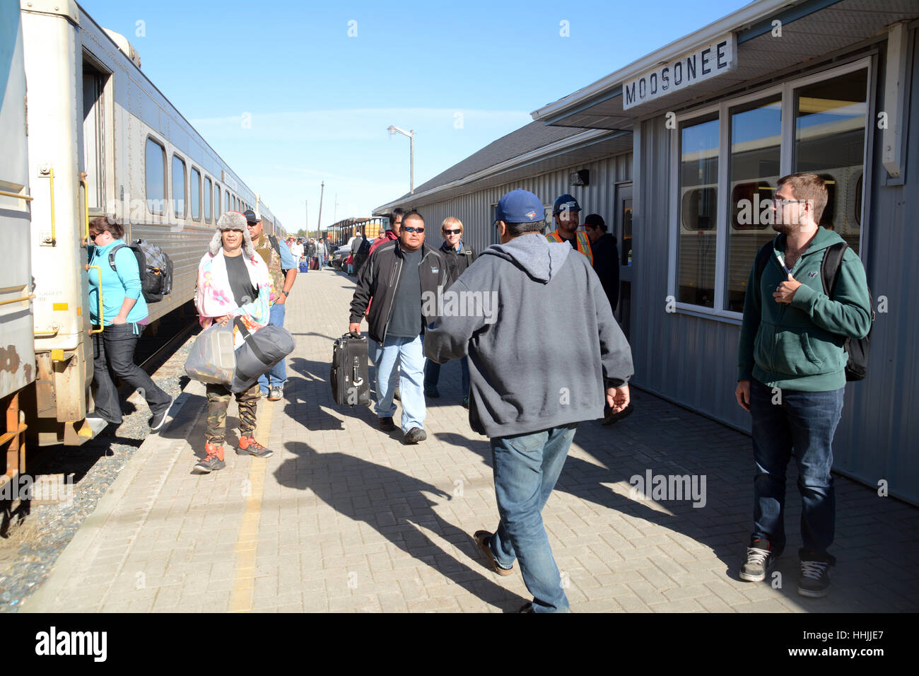 I viaggiatori che arrivano sul Polar Bear Express alla stazione ferroviaria di Moosonee, una remota comunità delle prime Nazioni nel nord dell'Ontario, Canada. Foto Stock