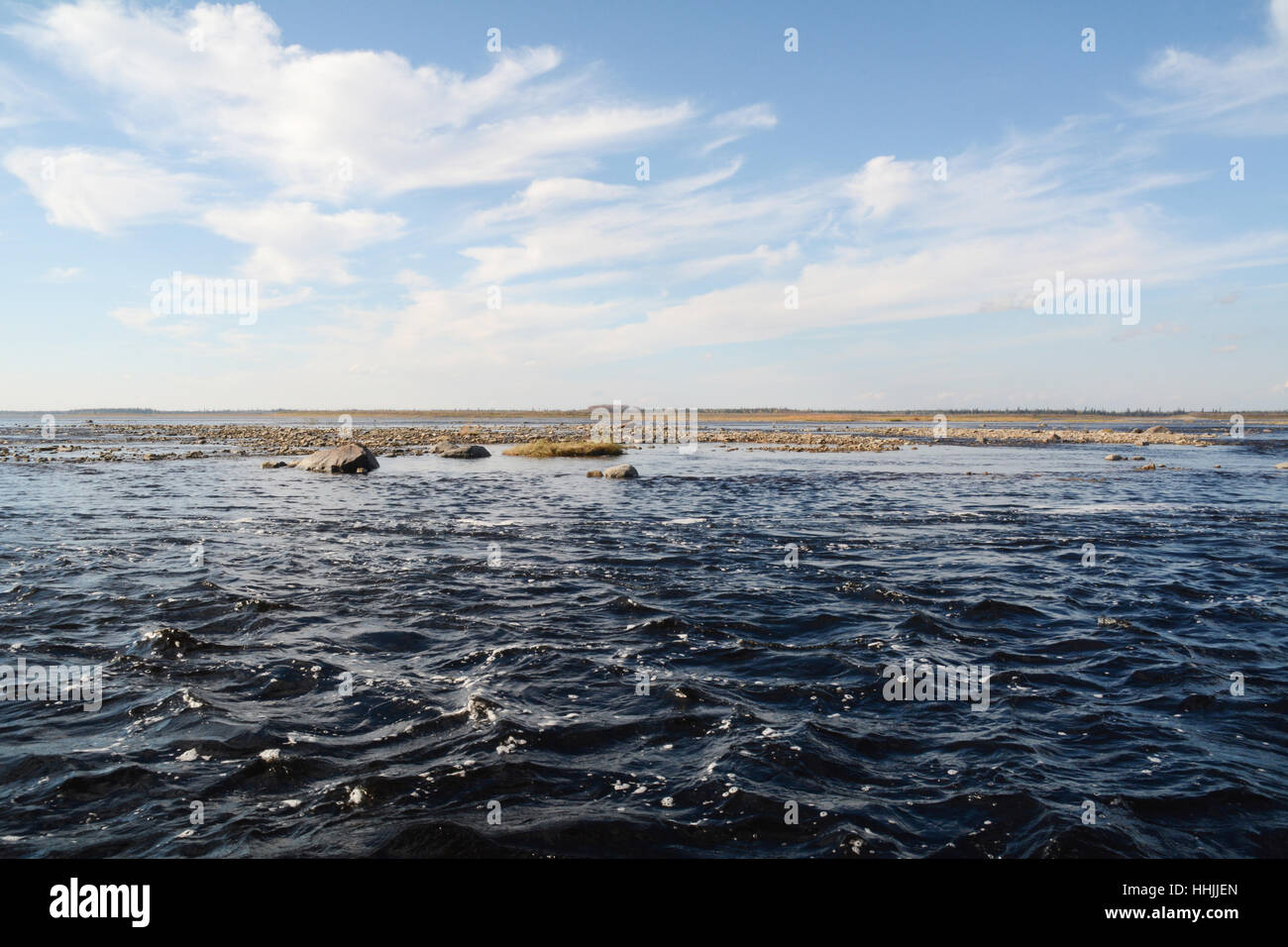 Le rive del fiume Moose scorrono verso nord attraverso la foresta boreale verso James Bay, vicino Moosonee, Ontario settentrionale, Canada. Foto Stock