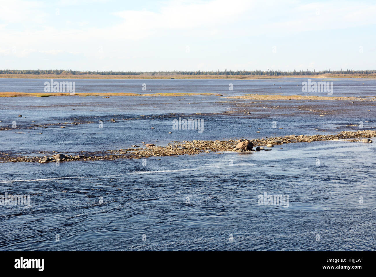 Le rive del fiume Moose scorrono verso nord attraverso la foresta boreale verso James Bay, vicino Moosonee, Ontario settentrionale, Canada. Foto Stock