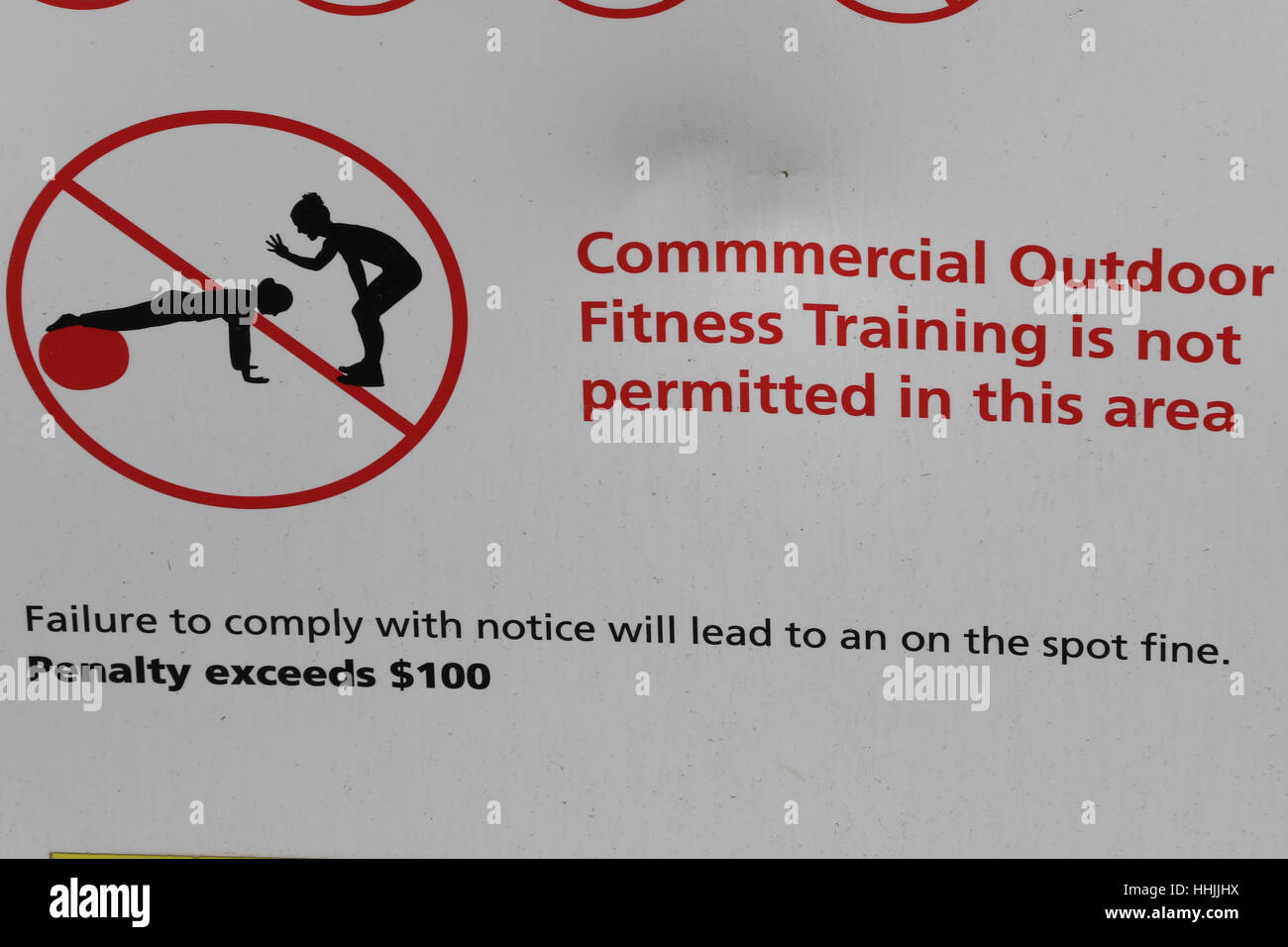 Un segno misspelt divieto commerciale fitness outdoor training presso North Wollongong Beach. Foto Stock