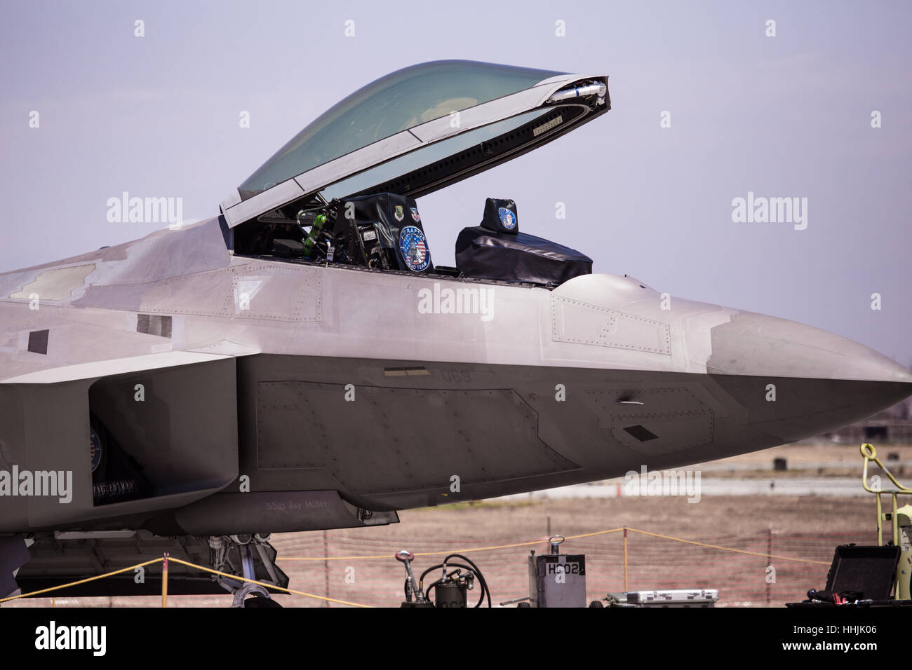 Lockheed Martin F-22 Raptor volare a Mach 2 jet fighter supersonici di durante una performance live nel costo della California Foto Stock