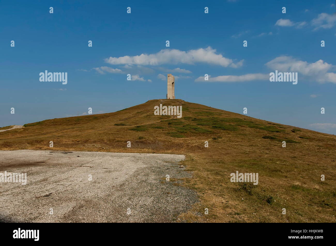 Paesaggio di montagna con monumento ai caduti della guerra dei Balcani Centrali mountain pass Beklemeto, Stara Planiana, Bulgaria Foto Stock