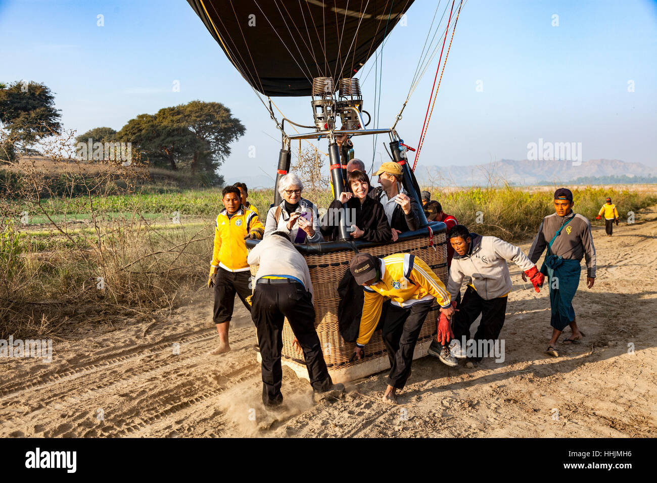 Dopo lo sbarco, il posizionamento di un palloncino dal personale di bordo in un posto protetto dal vento e pungenti arbusti (Old Bagan - Myanmar). Foto Stock