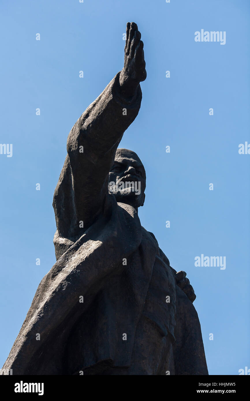 Una statua di Lenin rivolto verso la Russia è stata spostata dalla piazza al parco dietro il museo di stato di Bishkek, Kirghizistan. Foto Stock