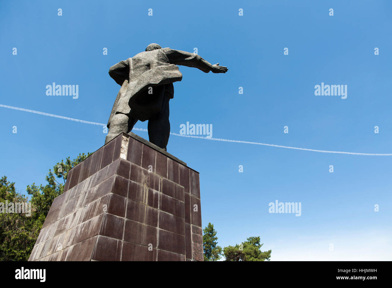 Una statua di Lenin rivolto verso la Russia è stata spostata dalla piazza al parco dietro il museo di stato di Bishkek, Kirghizistan. Foto Stock