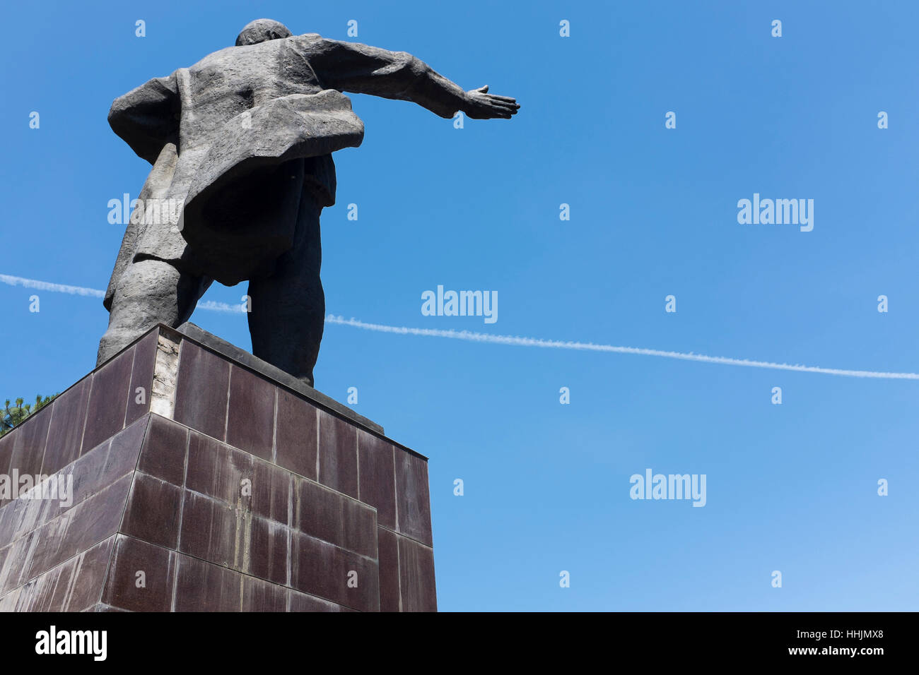 Una statua di Lenin rivolto verso la Russia è stata spostata dalla piazza al parco dietro il museo di stato di Bishkek, Kirghizistan. Foto Stock