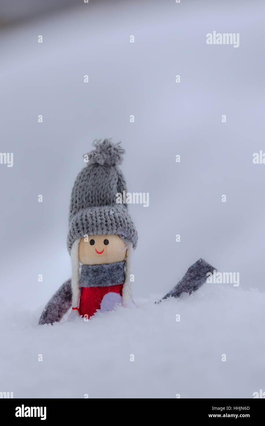Bambina gioca giocattolo nella neve sfondo su un inverni freddi giorno Foto Stock