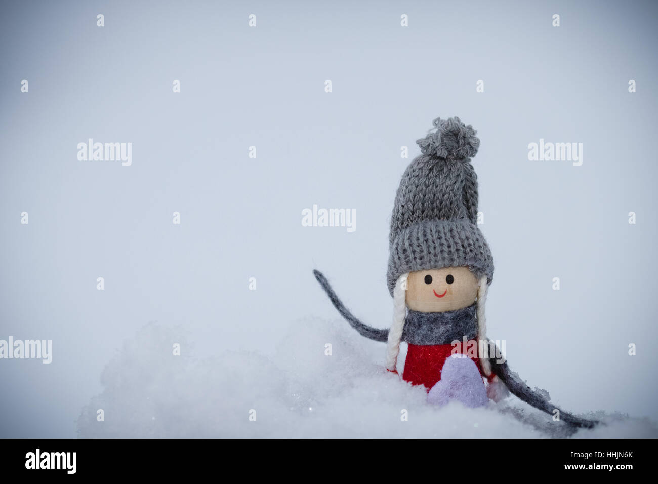 Bambina gioca giocattolo in neve vera in una fredda giornata invernale sfondo orizzontale con una stanza per il Tet r copia. Foto Stock