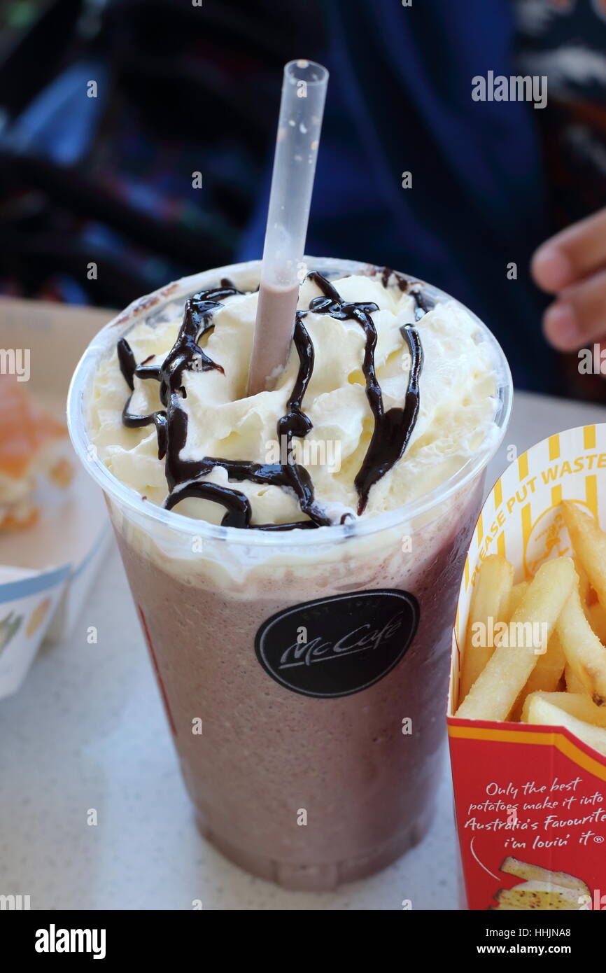 Close up di McDonald's cioccolato Frappé e potato chips per il McDonald Melbourne Victoria Australia Foto Stock