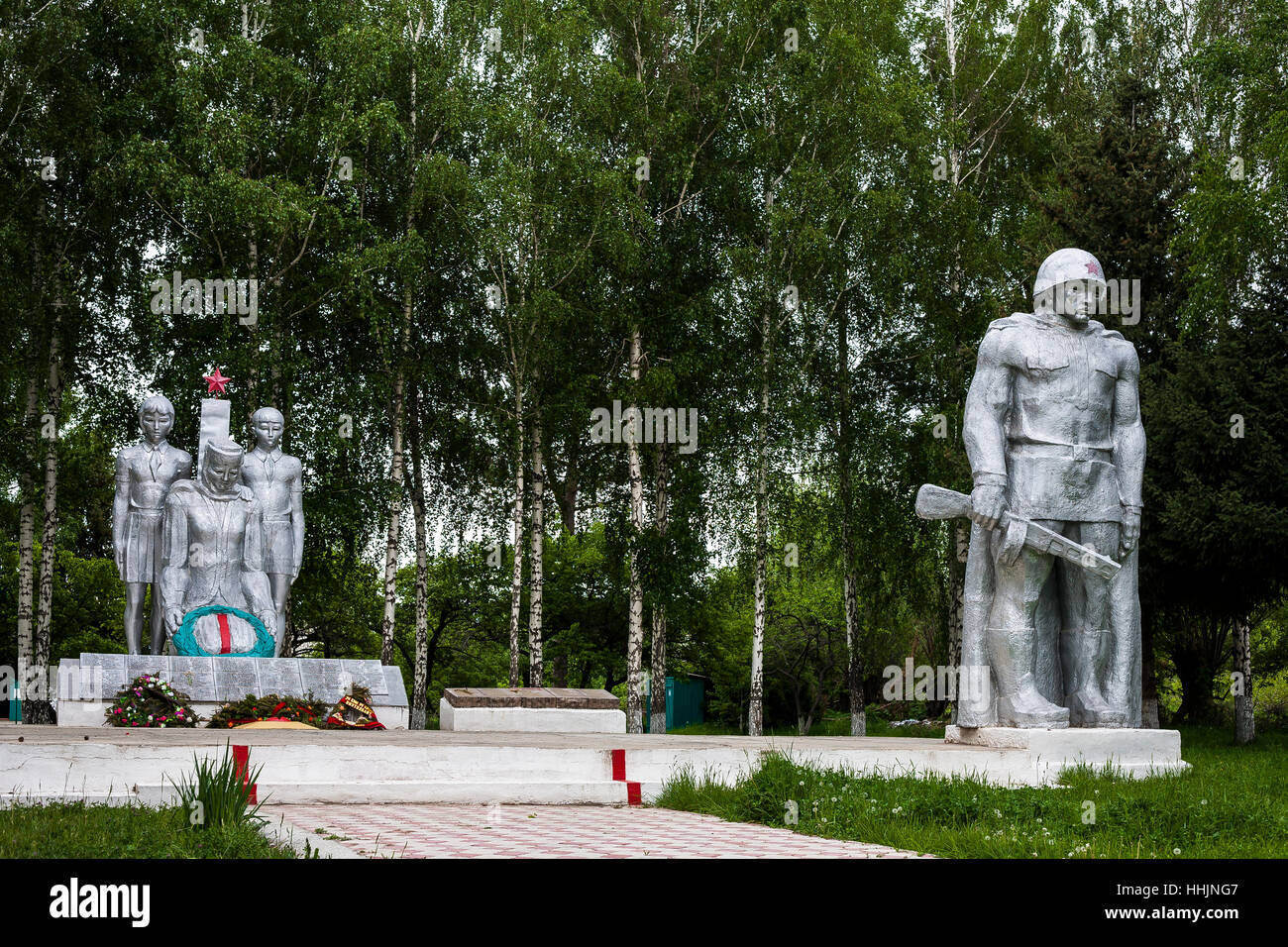 Sovradimensionati guerra sovietica memoriali sono una visione comune in tutta l'Asia centrale. Questi erano in un piccolo villaggio a ovest di Karakol Foto Stock