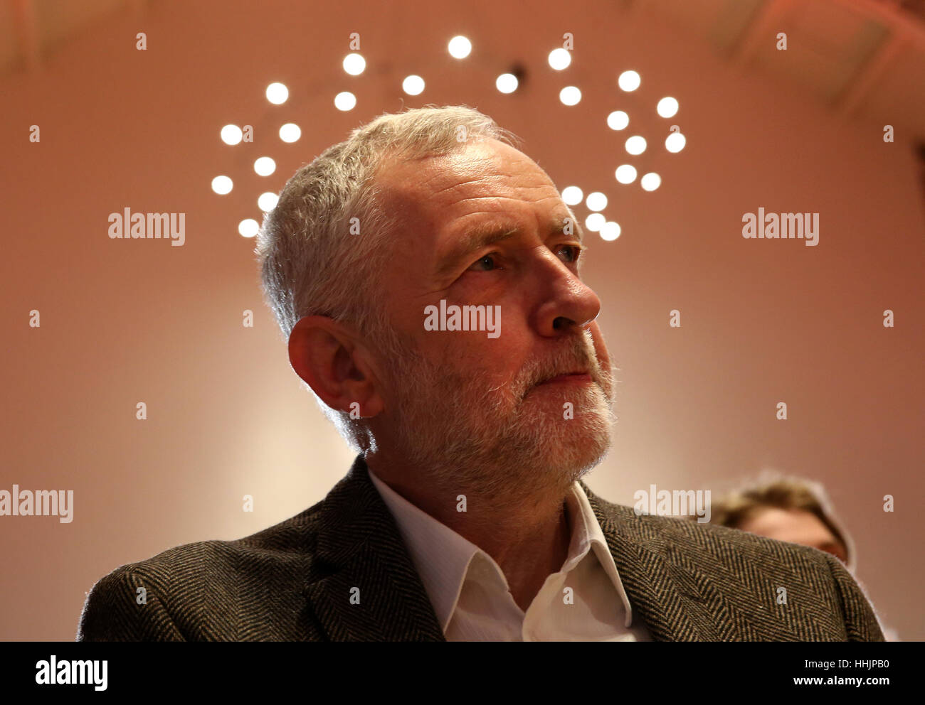 Leader laburista Jeremy Corbyn davanti al suo discorso presso la City Hall di Glasgow dove ha esposto i piani per una più giusta e più equa e meglio la Scozia e il Regno Unito. Foto Stock