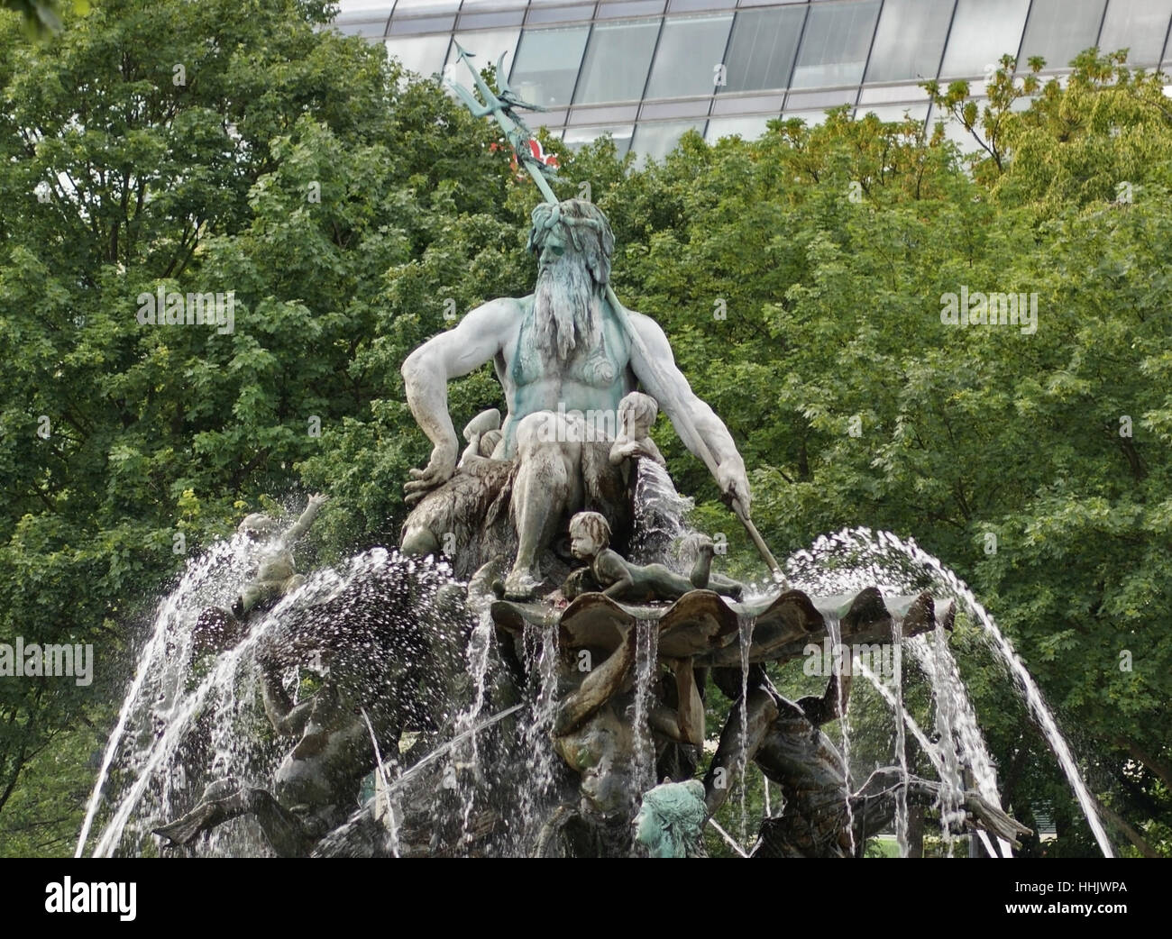 Dettaglio di una fontana a Berlino (Germania) la Fontana di Nettuno a Berlino è stato costruito nel 1891 ed è stato progettato da Reinhold Begas. Il dio greco Poseidone (Nettuno) è in centro. Le quattro donne intorno a lui rappresentano i quattro fiumi principali della Germania: Elba, Reno, Vistola e Oder. Foto Stock