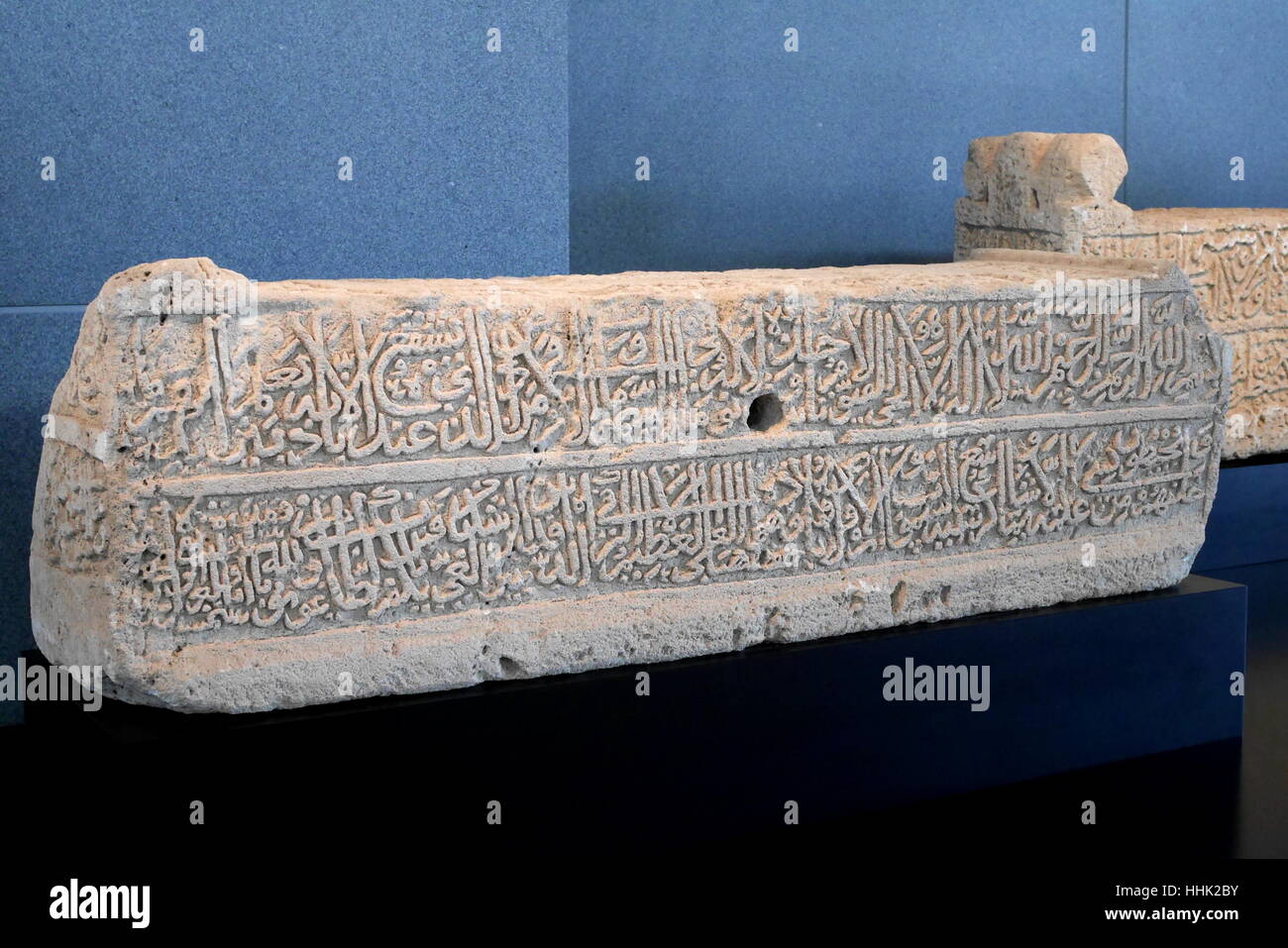 Tomba ornata stele, sul display alla Moschea Al Khamis Visitor Center, Regno del Bahrein Foto Stock