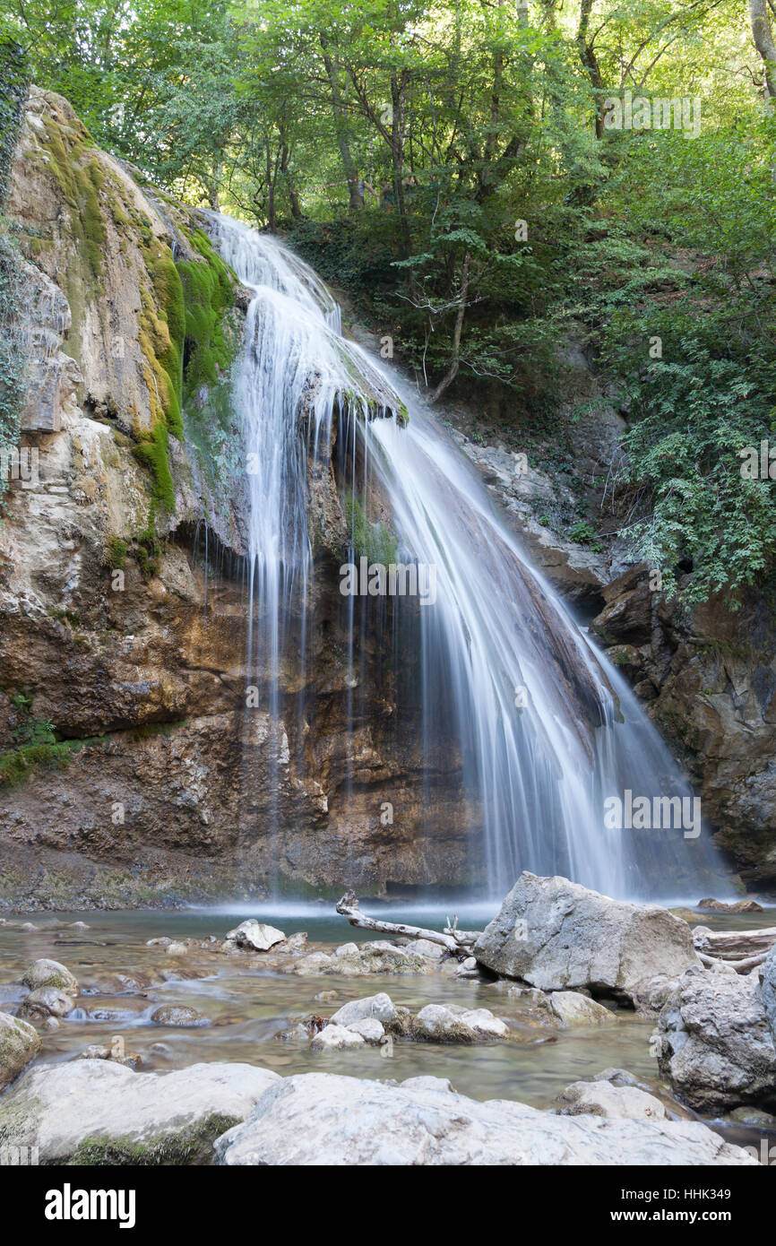 Grande e bella cade Dzhur Dzhur nel pomeriggio estivo,Crimea, Russia Foto Stock
