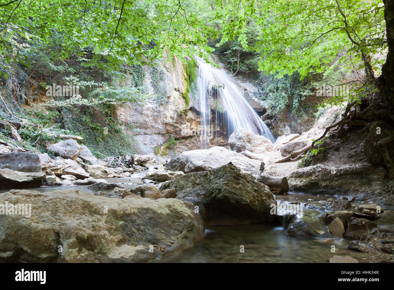 Grande e bella cade Dzhur-Dzhur nel pomeriggio estivo, Crimea, Russia Foto Stock