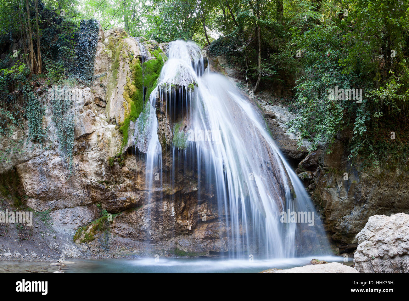Grande e bella cade Dzhur-Dzhur nel pomeriggio estivo, Crimea, Russia Foto Stock