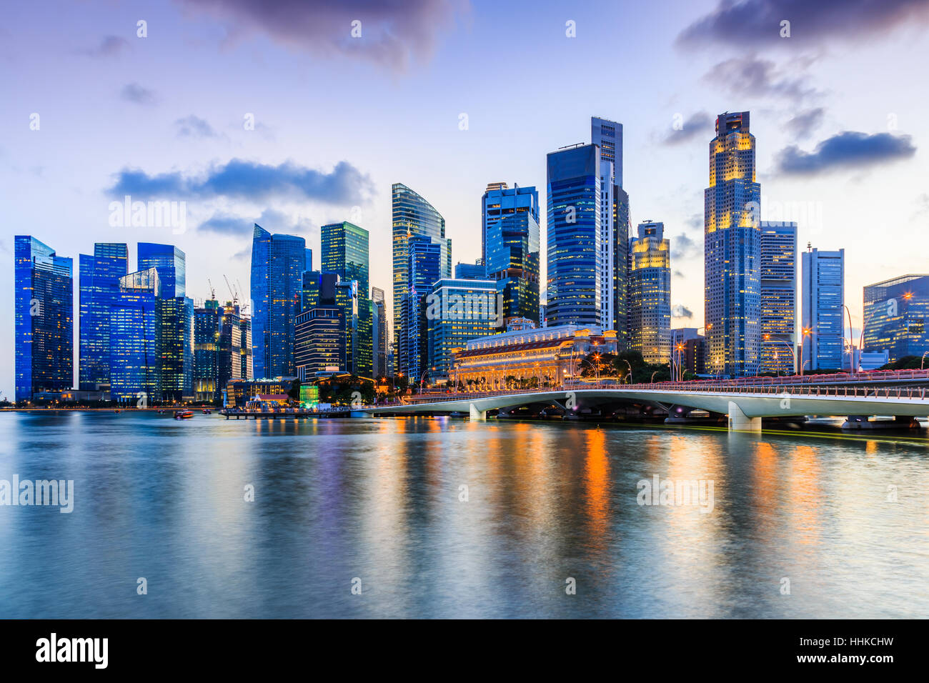 La città di Singapore, Singapore. Skyline al Marina Bay. Foto Stock