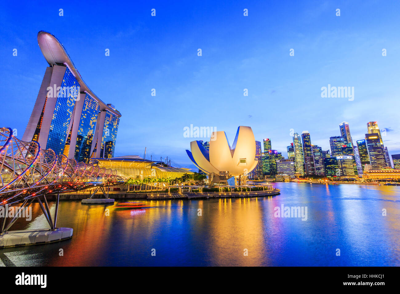 La città di Singapore, Singapore - 7 gennaio sullo skyline di Singapore e la vista della baia di Marina al crepuscolo. Foto Stock