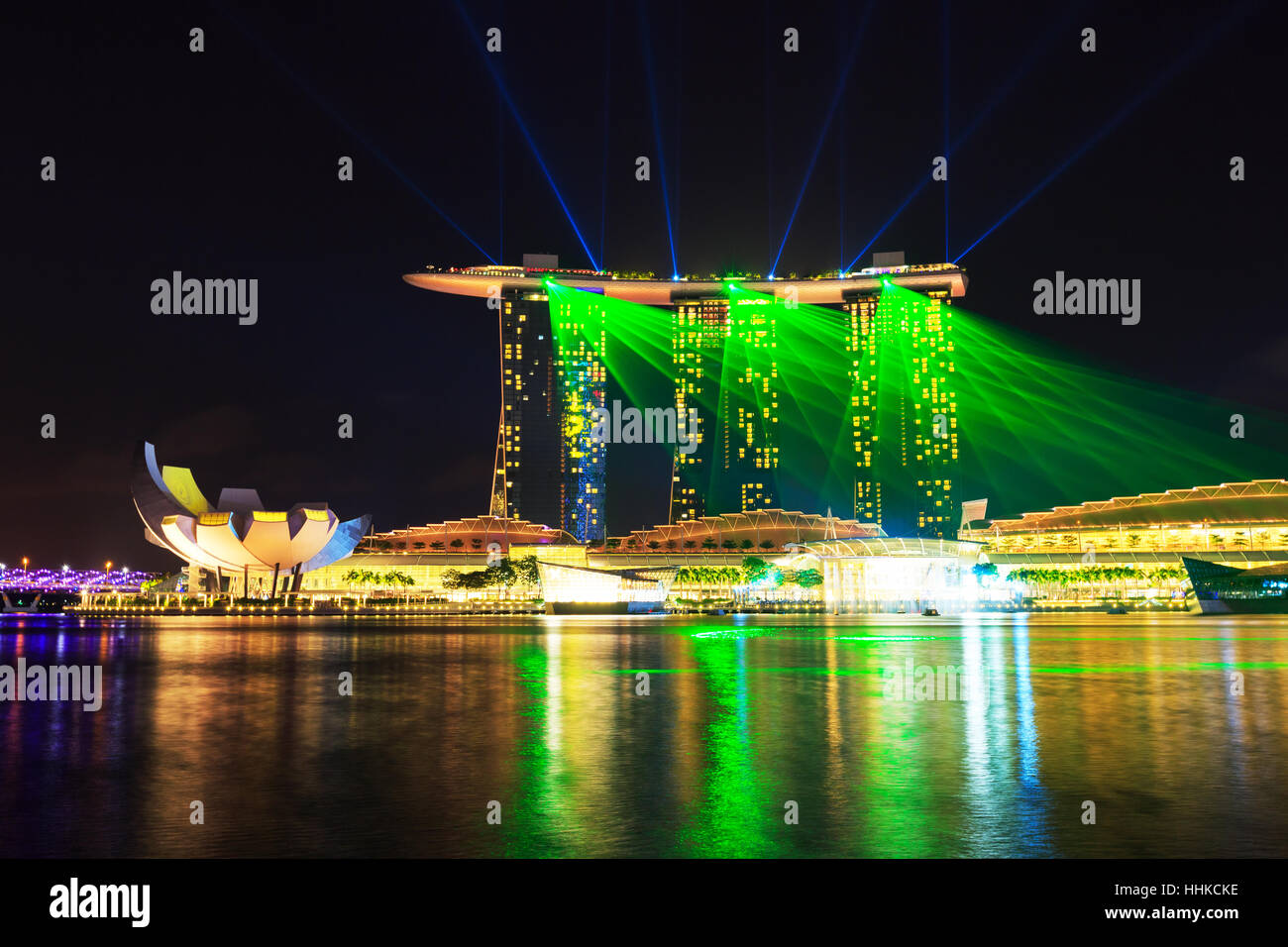 La città di Singapore, Singapore - 8 gennaio 2016 Marina Bay Sands laser show. Foto Stock