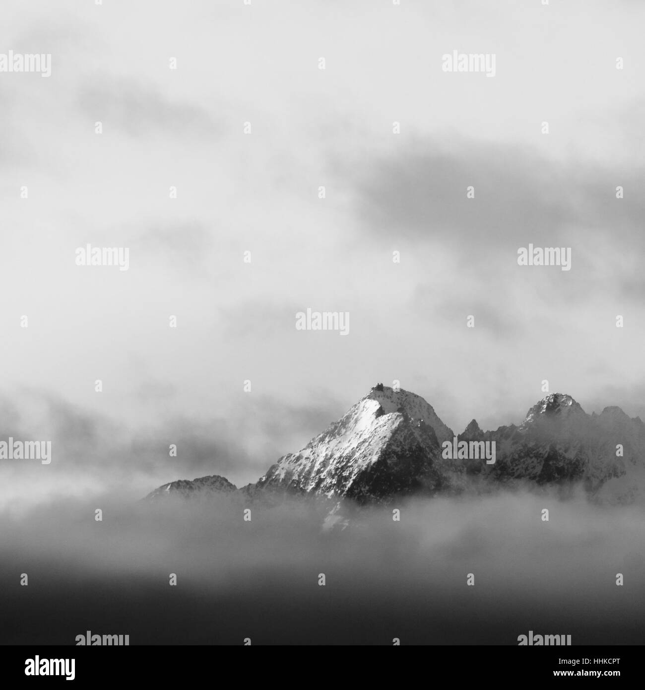 Le creste dei monti Tatra sulle nuvole, versione in bianco e nero, cornice quadrata. Foto Stock