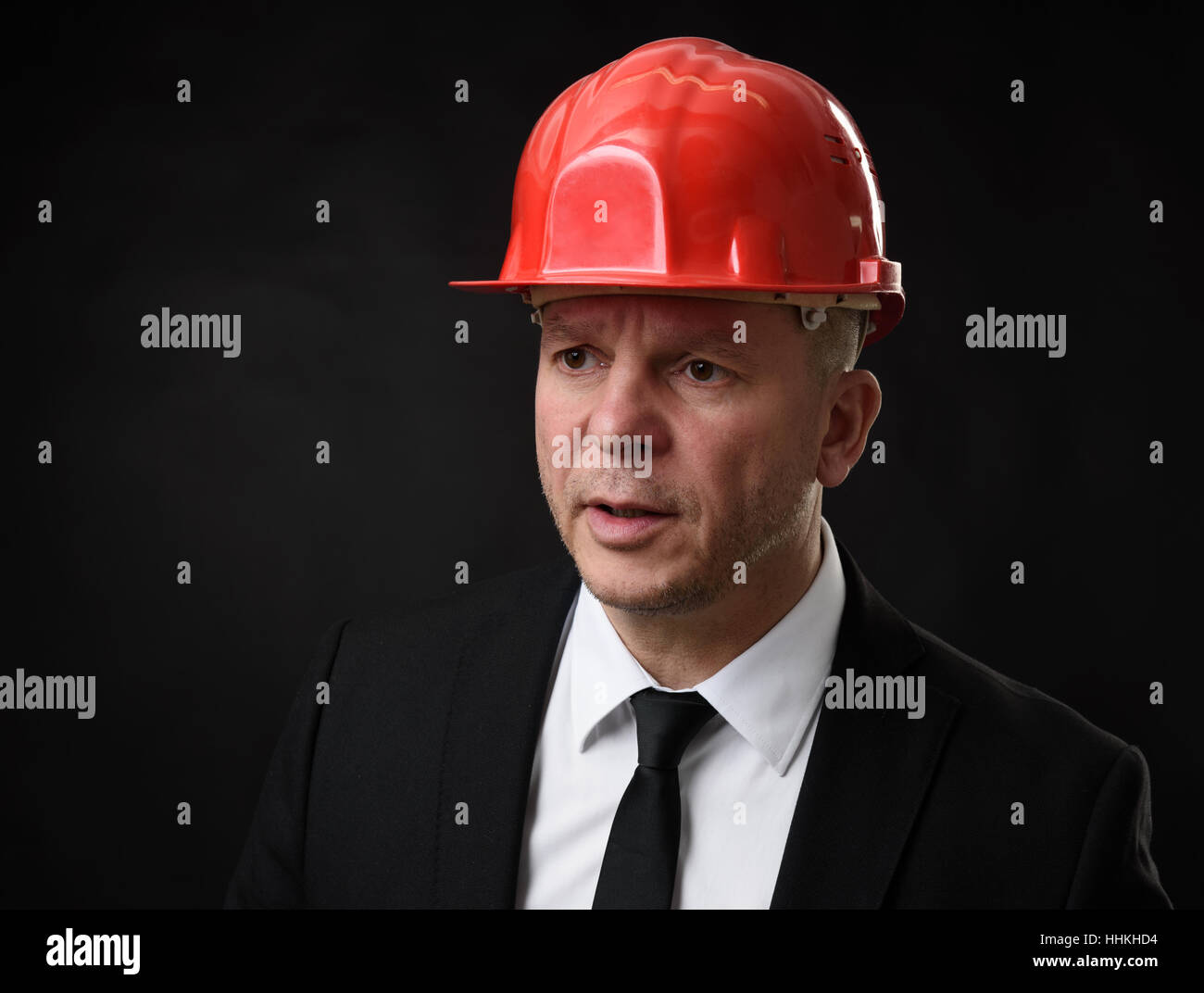 Ritratto di imprenditore senior indossando il casco di costruzione Foto Stock