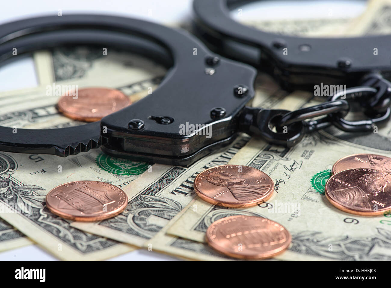 Reato fiscale concetto. Valuta statunitense. Un centesimo delle monete in euro e dollari Foto Stock