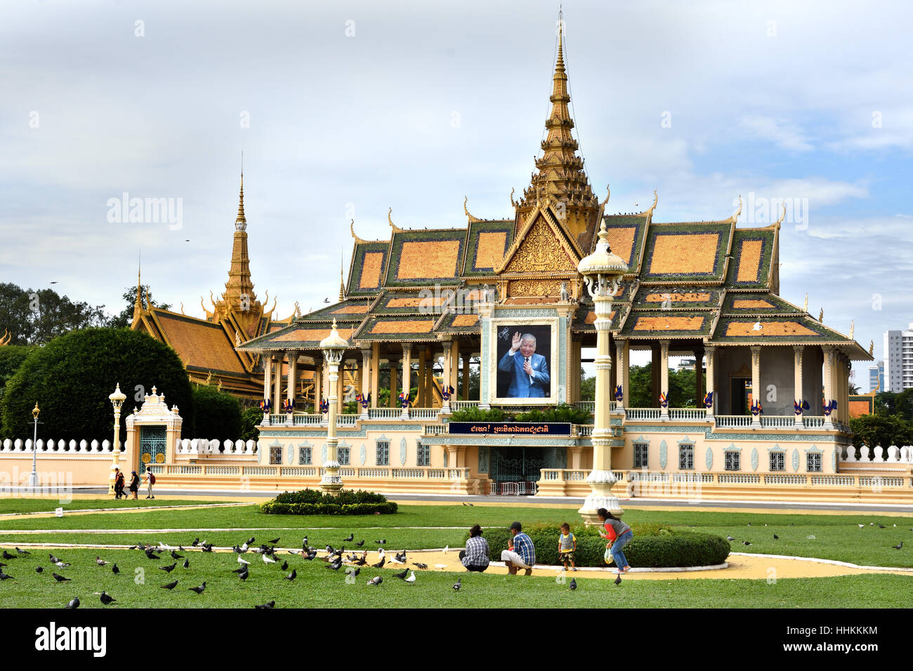 La gente di fronte al Palazzo Reale ( ritratto del re Norodom Sihanouk ) Moonlight Pavilion 1866 Phnom Penh Cambogia Foto Stock