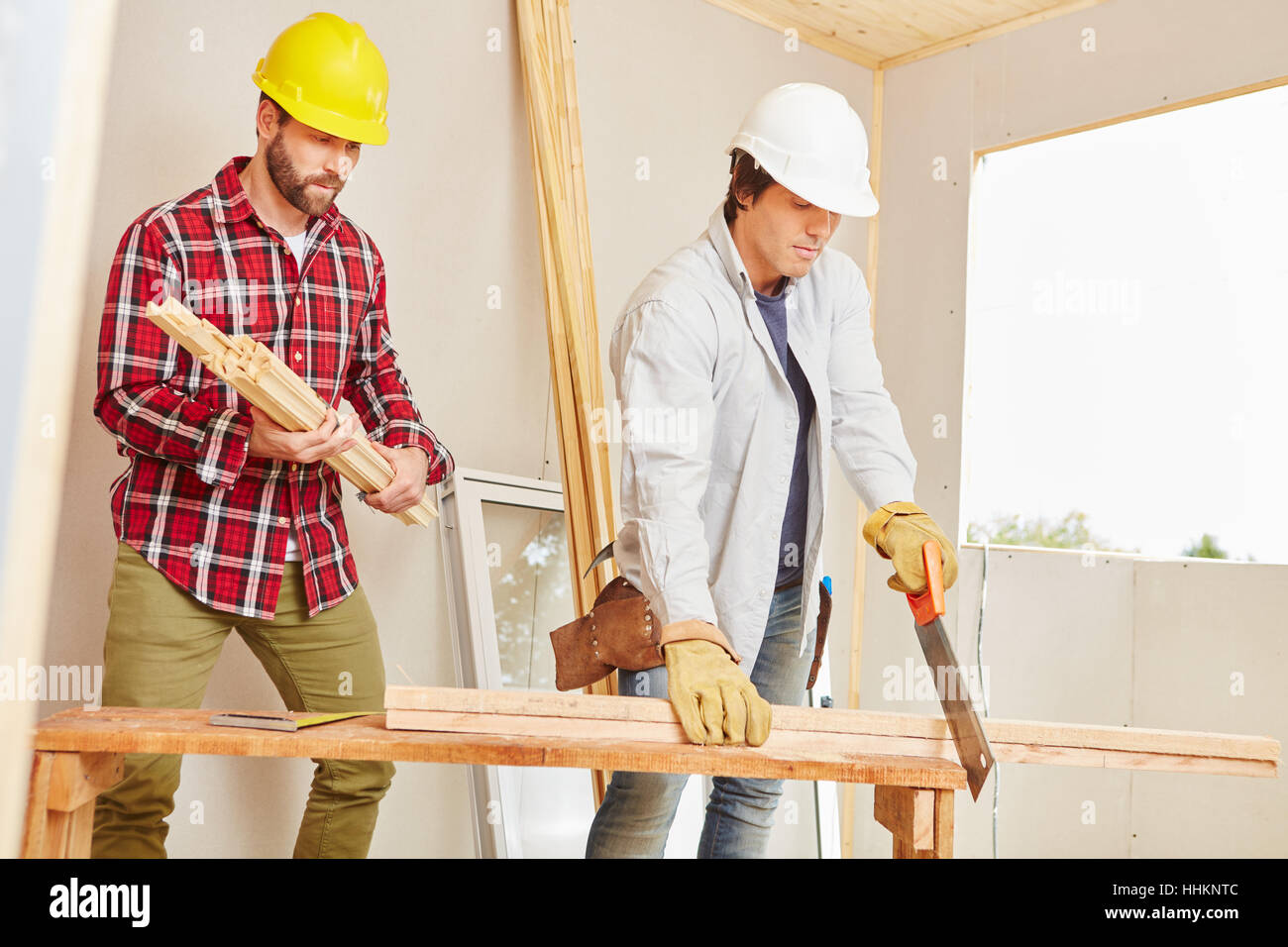 Artigiano falegname e un lavoro di squadra e tagliare legno Foto Stock