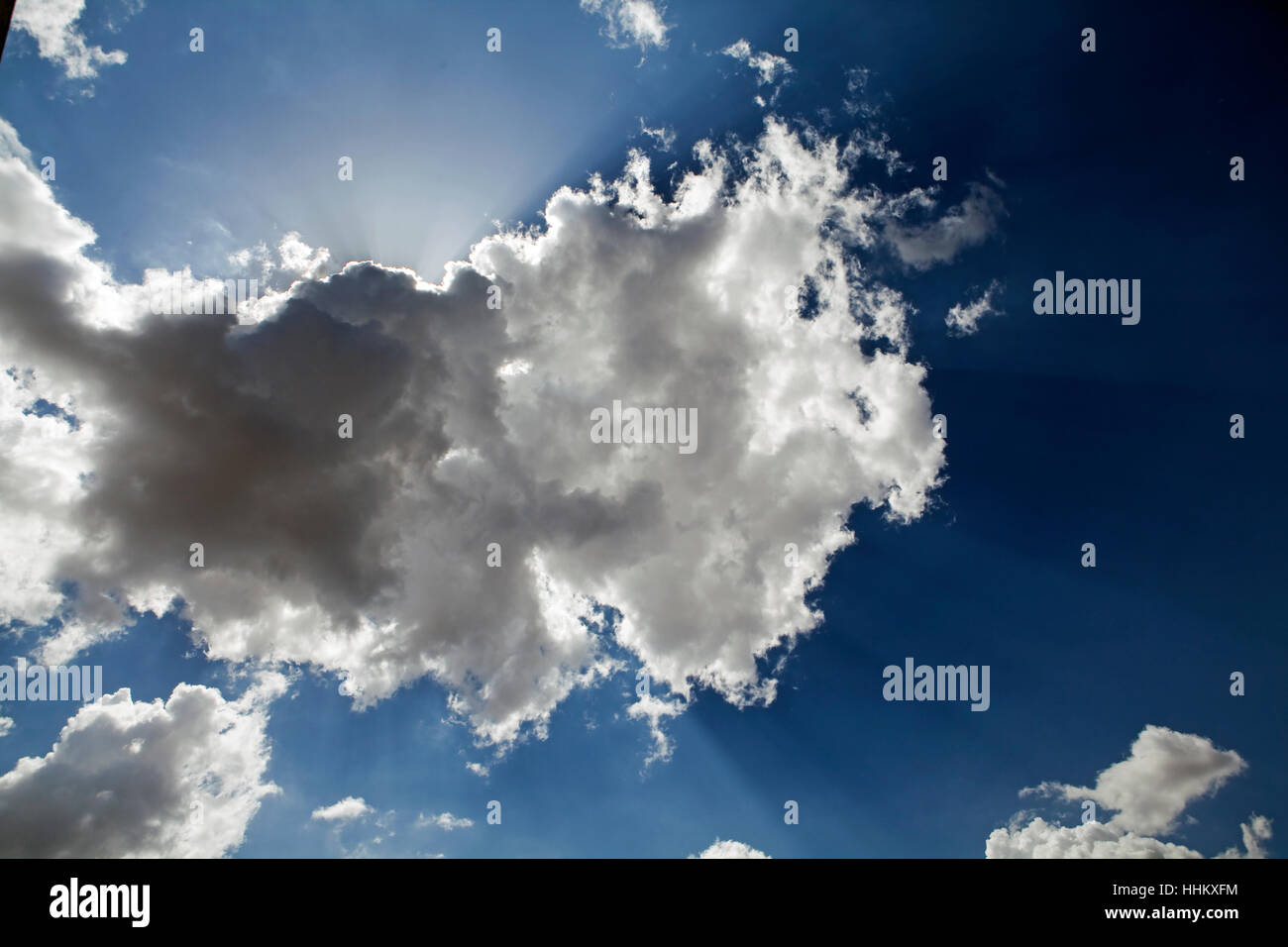 Blu scuro, nuvole fodera argento, il firmamento cielo, bianco, luce blu, colore, Foto Stock