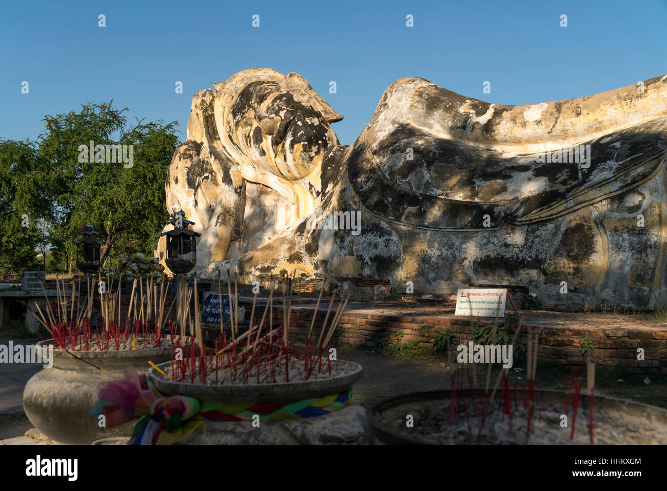 Il Buddha reclinato immagine a Wat Lokayasutharam, al parco storico di Ayutthaya, Thailandia, Asia Foto Stock