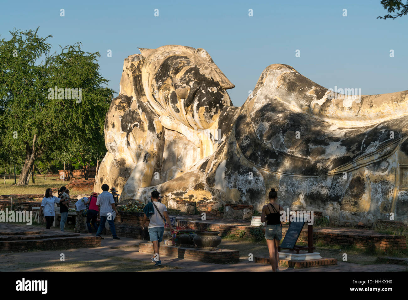 Il Buddha reclinato immagine a Wat Lokayasutharam, al parco storico di Ayutthaya, Thailandia, Asia Foto Stock