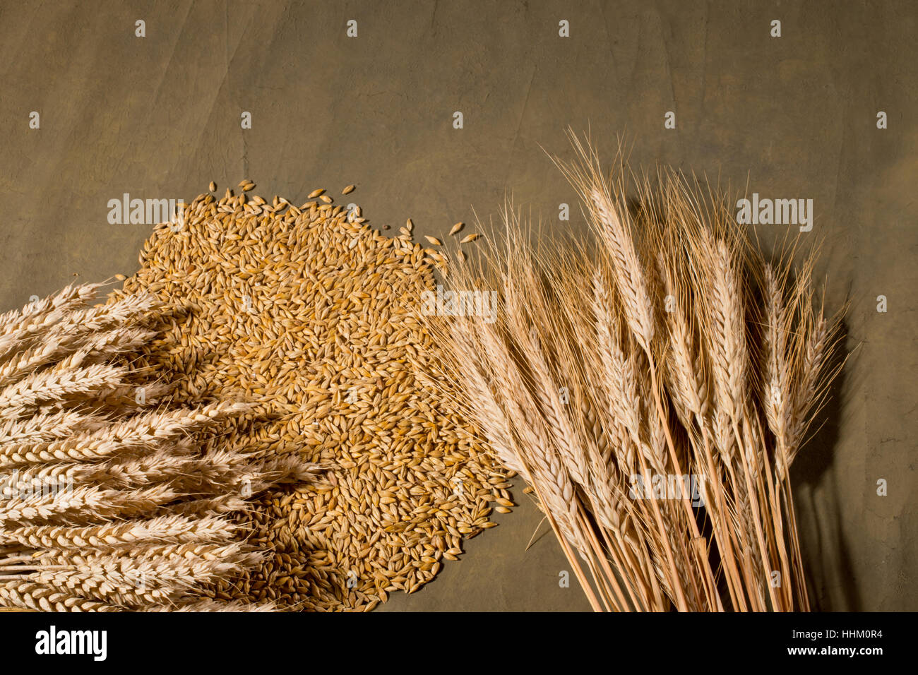 Un covone di grano ed orzo sulla scrivania marrone Foto Stock