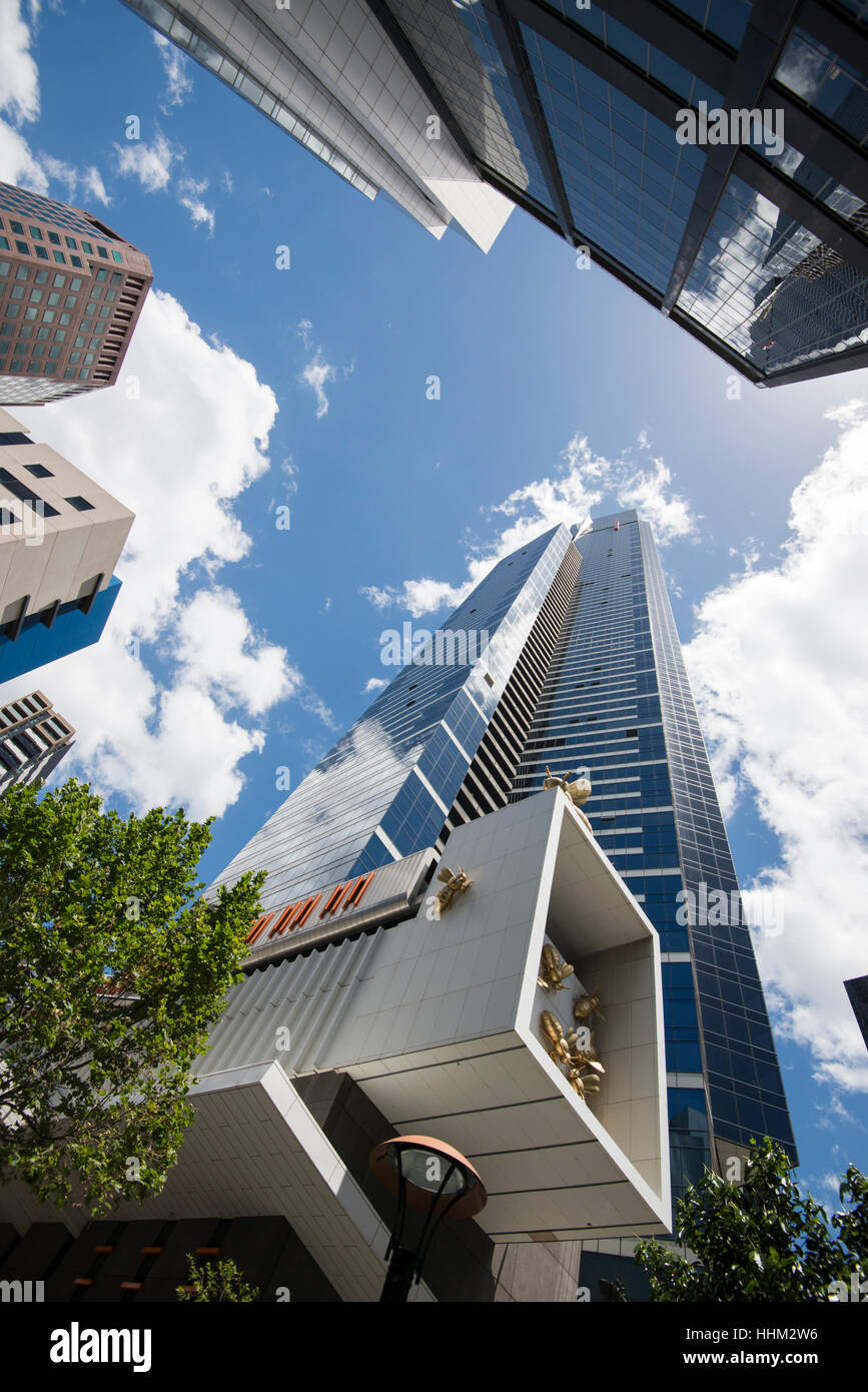 Guardando verso l'alto l'Eureka Tower e Queen Bee Colony sulla sponda sud del CBD di Melbourne, Victoria Australia Foto Stock