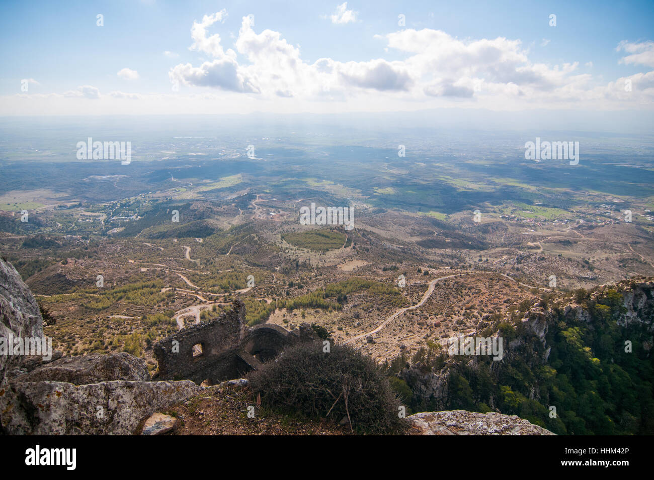 Una vista del Kyrenia montagne da Buffavento castello nella parte settentrionale di Cipro. Foto Stock