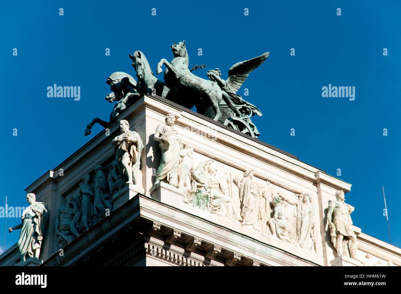 Quadriga Staue sulla sommità del Parlamento - Vienna - Austria Foto Stock