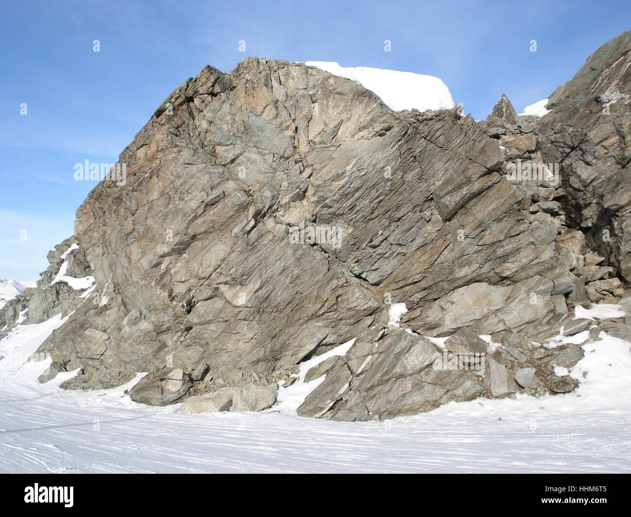 Formazione di roccia oltre a una pista da sci a Montafon (Austria) Foto Stock