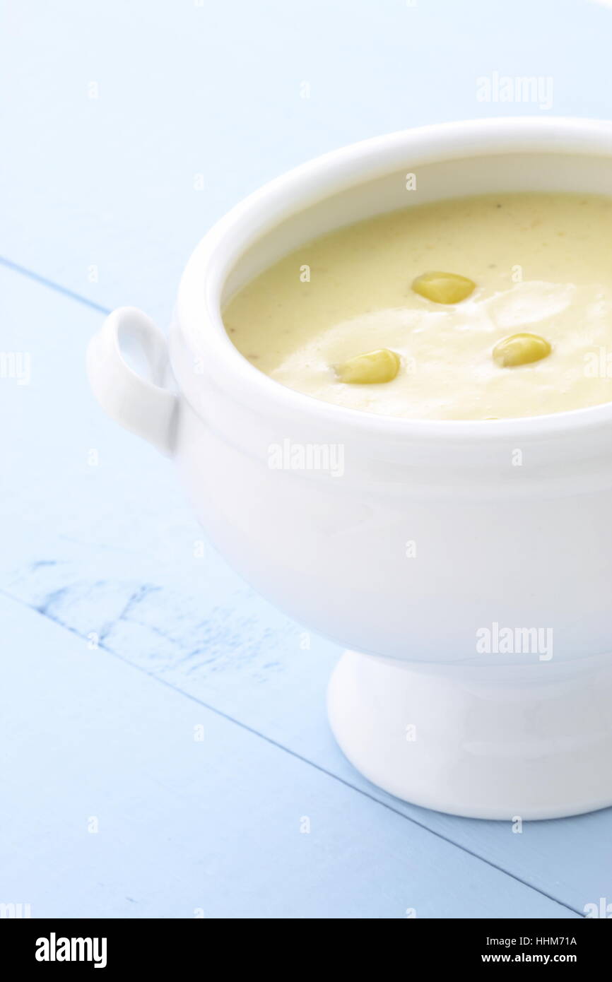 Liscio e cremoso e leggermente condito bisque di mais, questa deliziosa minestra in crema è un tipo di minestra spessa simile a New England clam chowder Foto Stock