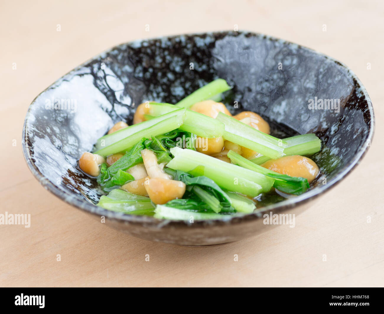 La cucina giapponese, viscido chiamato funghi nameko e gli spinaci nel recipiente Foto Stock