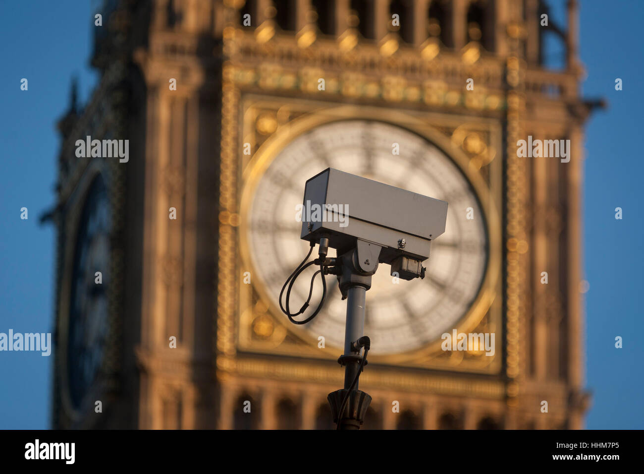 Un traffico telecamera TVCC montati nella parte anteriore del clockface contenente il Big Ben campana in Elizabeth Torre del parlamento britannico, il 17 gennaio 2017, a Londra Inghilterra. La torre di Elizabeth (precedentemente chiamato la Torre dell Orologio) denominata in omaggio alla Regina Elisabetta II nel suo Diamond anno giubilare - è stata sollevata come una parte di Charles Barry design per un nuovo palazzo, dopo che il vecchio Palazzo di Westminster fu in gran parte distrutto da un incendio durante la notte del 16 ottobre 1834 .. (Di più nella descrizione). Foto Stock