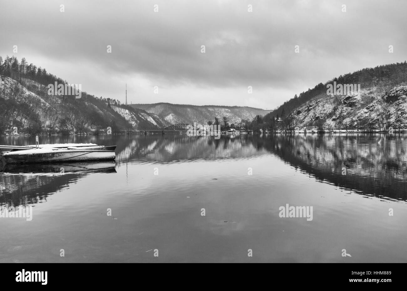 Unica via ponte ferroviario sul fiume Moldava, Repubblica Ceca . Paesaggio invernale. Foto Stock