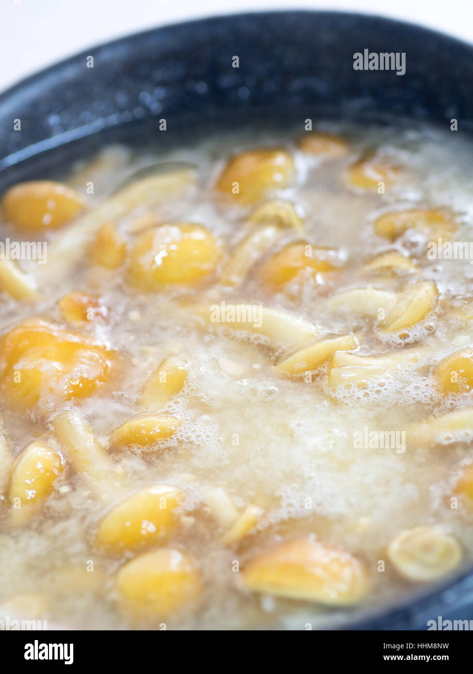 La cucina giapponese, grattugiato il ravanello giapponese e viscido funghi nameko nel recipiente Foto Stock