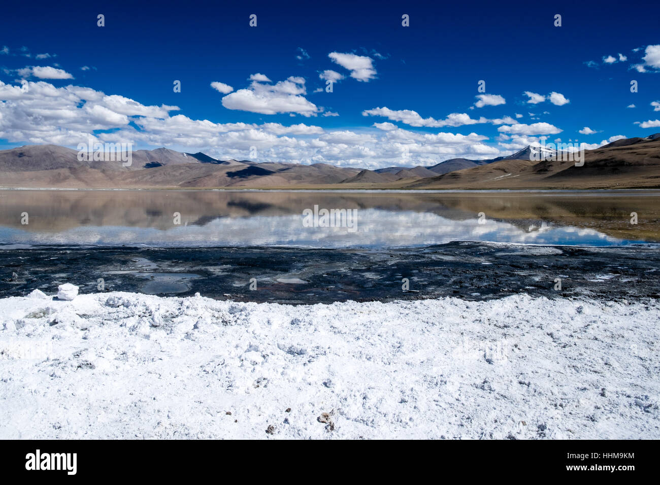 Acque saline del Lago Tsokar, appena fuori la Manali a Leh Autostrade, Himalaya indiano Foto Stock